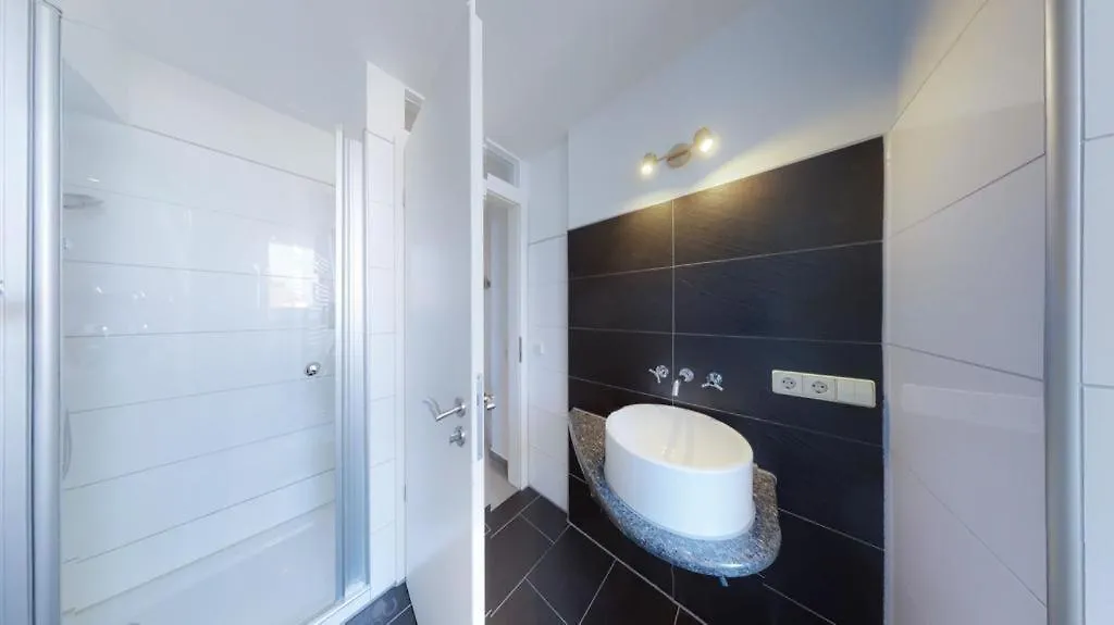 Spacious 4 Bedroom Apartment Near City Center München 0*,