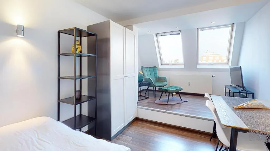 Spacious 4 Bedroom Apartment Near City Center München 0*,