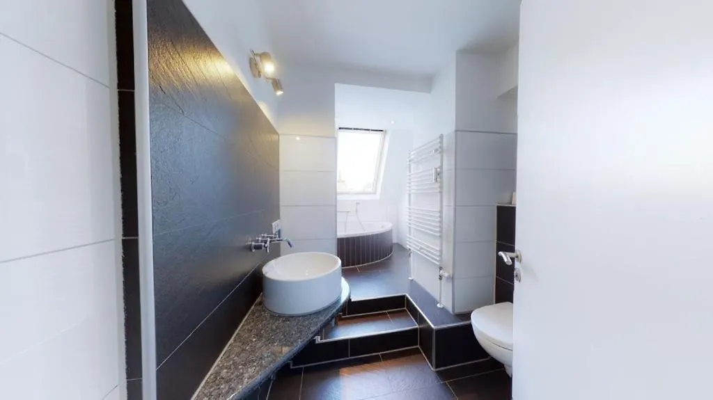 Spacious 4 Bedroom Apartment Near City Center München