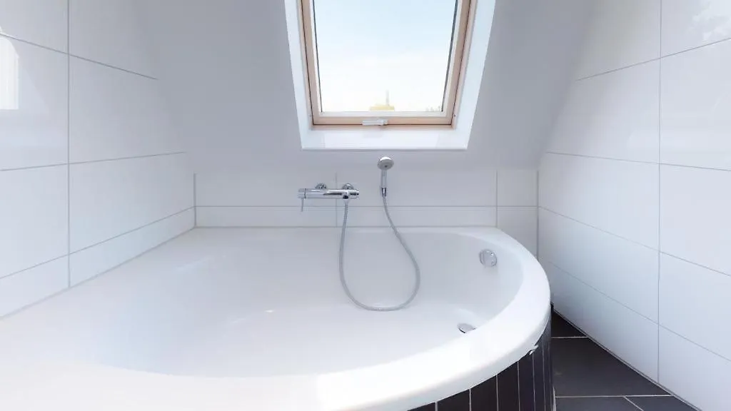 Spacious 4 Bedroom Apartment Near City Center München